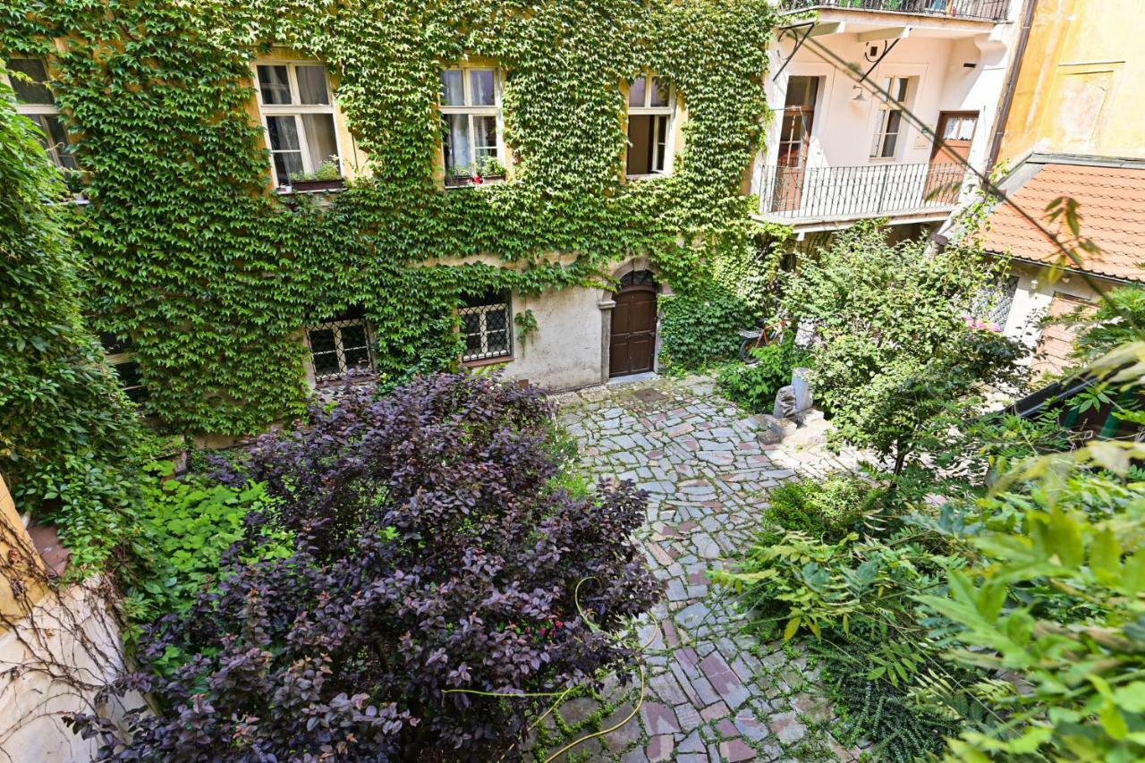 Apartment Nebovidy I - Historic Centre - Terrace - Air Conditioning, Prague